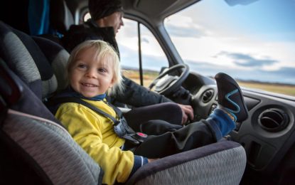 Como transportar crianças em veículos sem banco traseiro? Veja a resposta!