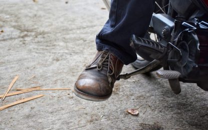 Afinal, é proibido pilotar moto descalço?