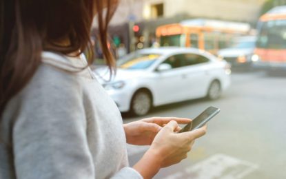 Contran proíbe uso do painel de LED em carros de aplicativo