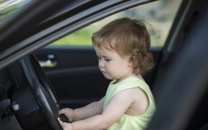 Especialista alerta que o carro não é lugar para criança brincar e dá dicas para os pais