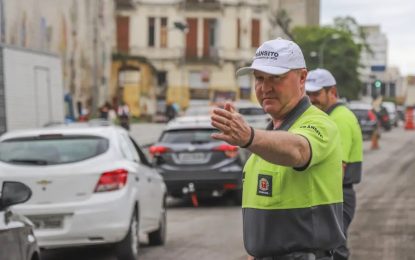 Motorista que não faz conversão obrigatória corre risco de ser multado e de sofrer acidente