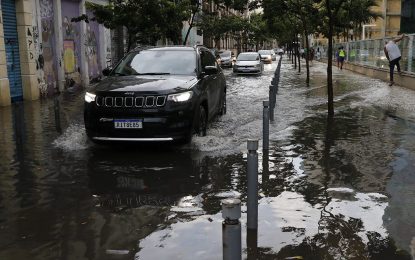 Chuvas em SP: saiba o que fazer após perder a placa do carro em enchentes