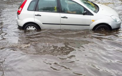 Descubra como e quando ligar o carro depois de uma enchente