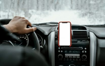 Veja o que diz a lei sobre usar celular no suporte do carro