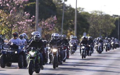 Afinal, motociclista pode costurar entre outros veículos?