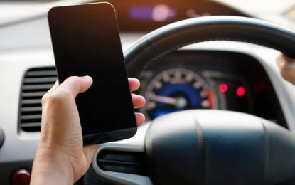 Infração gravíssima: jogos ao volante geram multa de R$ 293,47