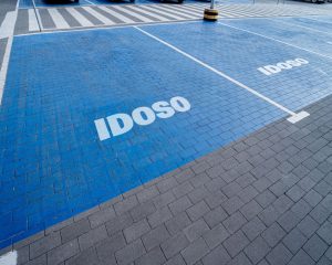 Veja como emitir credencial de vaga preferencial de idoso pelo celular