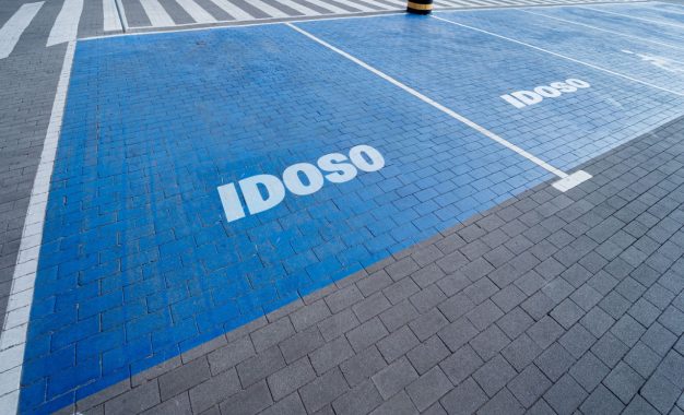 Veja como emitir credencial de vaga preferencial de idoso pelo celular