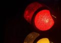 Pode passar sinal vermelho de madrugada?