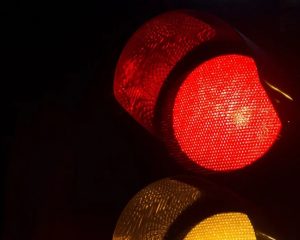 Pode passar sinal vermelho de madrugada?