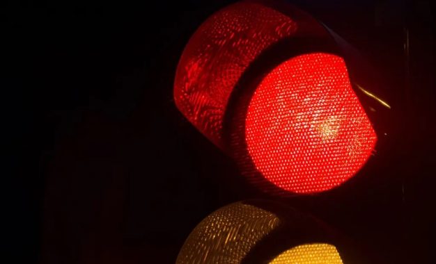 Pode passar sinal vermelho de madrugada?
