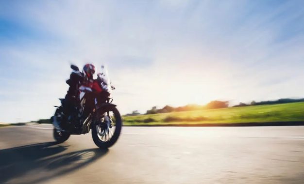 Até que idade a legislação brasileira permite pilotar motos?