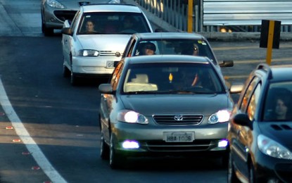 Motoristas poderão ser obrigados a usar faróis de dia nas rodovias