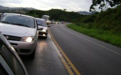 Uso de farol durante o dia em rodovias segue para sanção de Dilma
