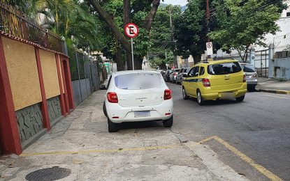 Estacionamento na calçada: infração e desrespeito