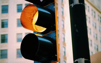 Avançar no sinal amarelo dá multa? Quais as regras do semáforo?