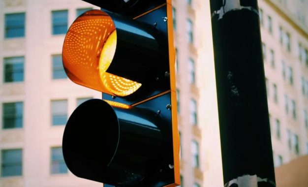 Avançar no sinal amarelo dá multa? Quais as regras do semáforo?